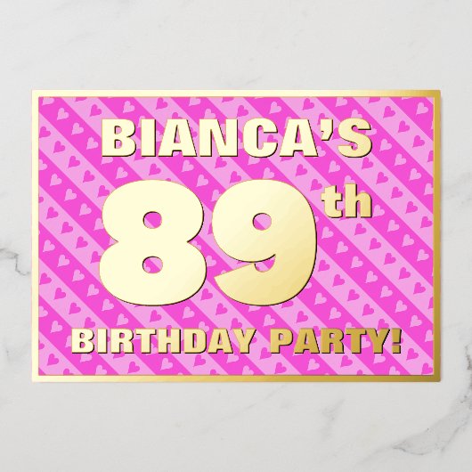 89th Birthday Party —おもしろいピンクのハートとストライプ 箔招待状 (正面)