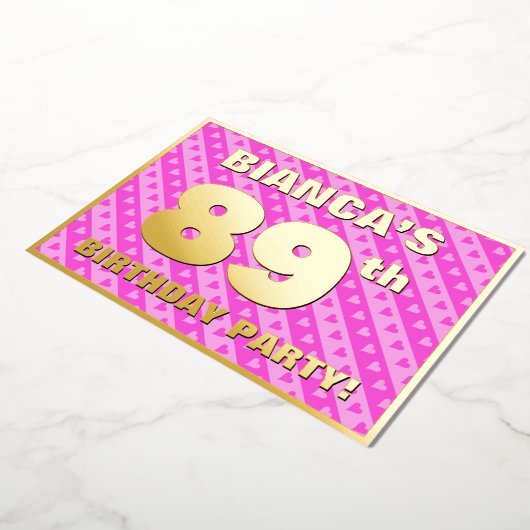 89th Birthday Party —おもしろいピンクのハートとストライプ 箔招待状 (回転した状態)