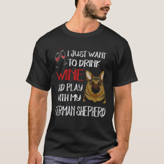 8 私はワインを飲んでドイツ+牧羊犬と遊びたいだけ Tシャツ