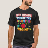 8th Grade Where The Adventure Begins Back To Schoo Tシャツ (正面)