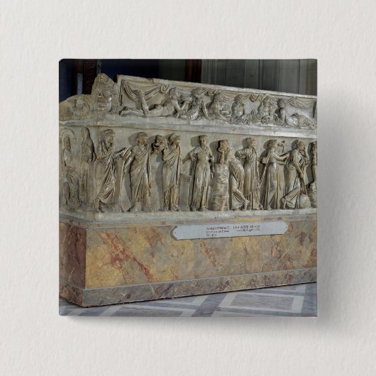 9匹のムーサのフリーズが付いている石棺 缶バッジ (正面)