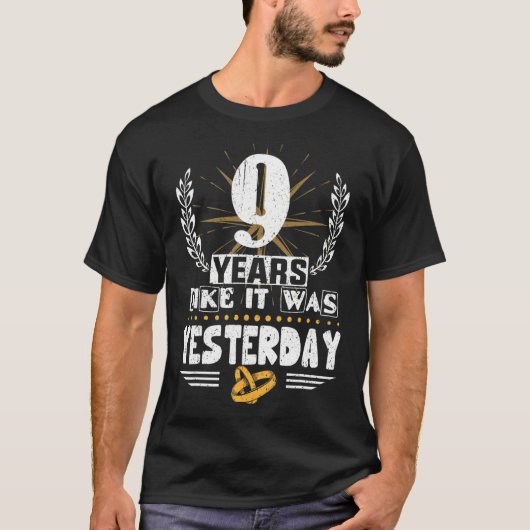 9年も昨日の9年のアニバー結婚だった Tシャツ (正面)
