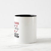 9時までにベッドで起こったワインの真の犯罪のクラス ツートーンマグカップ (中央)