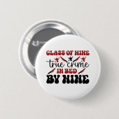 9時までにベッドで起こったワインの真の犯罪のクラス 缶バッジ (正面&裏面)