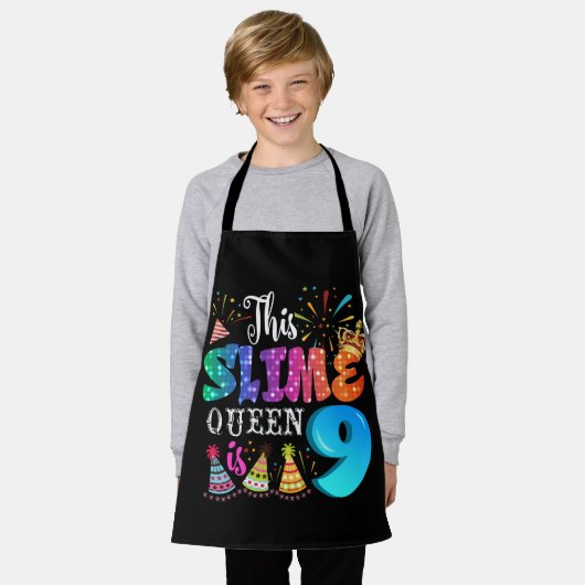 9歳の女の子の9歳の女の子のヌメリクイーンの誕生日 エプロン (着用した状態)