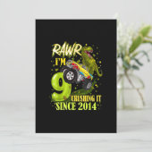 9歳の恐竜T-Rexモンスターカート 9歳の誕生日 招待状 (スタンド正面)