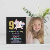 9歳の虹色ユニコーンの誕生日招待状の写真 招待状 (スタンド正面)