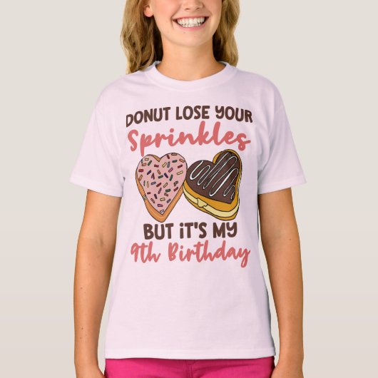 9歳の誕生日おめでとう ドーナツのようにカラフルに輝いて Tシャツ (正面)