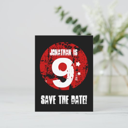 9誕生日日付を保存する赤グランジ黒A01H 案内ポストカード (スタンド正面)