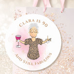 90おもしろいと素晴らしい漫画90th誕生日Sassy ラウンドシール<br><div class="desc">誰か特別に90番に回したい人祝は?この90とStill Fabulousステッカーは素晴らし、抱き枕、飾封筒、封筒などのためのものだ！名カスタマイズ前か年を変える…すべての文字を変更してパーティーを補完できる!!!</div>