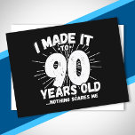 90おもしろい誕生日引用文皮肉90歳 ポストカード<br><div class="desc">この90歳おもしろいの誕生日デザインは90歳の誕生日テーマや驚きの90歳の誕生日パーティーのために素晴らし、皮肉なユーモアのジョークやノベルティギャグの贈り物を作る！機能"私は90歳に作った…何も怖くない私おもしろい" 90歳の誕生日ミーム家族、友人、パーティーゲストや誕生日の男や女の子からも笑いを多く得る！</div>