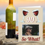 90だから何やる気を起こさせる赤ワイン90誕生日 カード<br><div class="desc">90だから何やる気を起こさせる赤ワイン90番目の誕生日カード。デザインには2つの赤ワインのグラス、年齢番号とカスタム写真が付いている – あなたの写真を追加。文字90だからやる気を起こさせる何が前向き、そしておもしろい、ユーモアの感覚を持つ人のために完璧である。他の年齢で年齢番号を変更できる。90歳素晴らしの誕生日の女祝性や男のために。</div>