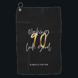 90を素敵な誕生日に見せる金ゴールド ゴルフタオル<br><div class="desc">90を素敵な金ゴールド効果のバースデーゴルフギフト。色を変更できます。コレクションの一部。</div>