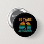 90年と今もスイングおもしろいゴルフ90番目の誕生日 缶バッジ (正面&裏面)