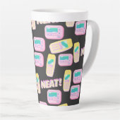 90年代のスタイルテック携帯電話とバイピアパターン カフェラテマグ (右アングル)