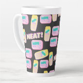 90年代のスタイルテック携帯電話とバイピアパターン カフェラテマグ (左アングル)