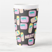 90年代のスタイルテック携帯電話とバイピアパターン カフェラテマグ (正面)