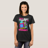 90年代のベビーがママに昇進90年代の美的ベビー Tシャツ (正面フル)