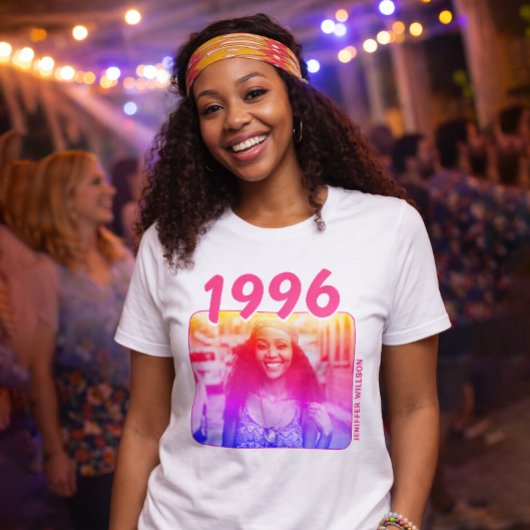 90年代の誕生日を祝うネオンカラーのピンクの写真Tシャツ Tシャツ