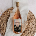 90歳の誕生日パーティー写真 チェアーズ ワインラベル<br><div class="desc">このオーダーメイドの90歳の誕生日ワインボトルラベルは、名誉客の写真、名前、誕生日と「乾杯」の文字を、エレガントな金色のカリグラフィーでデザイン。 黒い背景がテキストを際立たせます。 90歳になる方を祝うのに最適な方法です。</div>