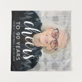 90歳の誕生日パーティー写真 白いスクリプト チェアーズ タペストリー (正面(横))