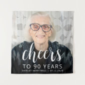 90歳の誕生日パーティー写真 白いスクリプト チェアーズ タペストリー (正面)