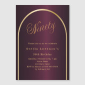 90歳の誕生日ブルゴーニュ金ゴールドアーチスクリプト豪華さ マグネット招待状 (正面)