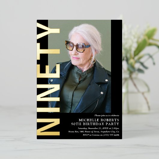 90歳モダンの誕生日パーティーへの招待 箔招待状 (立ち正面)