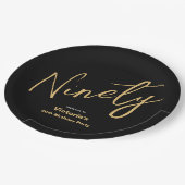 90誕生日ブラック金ゴールドモダンタイポグラフィカスタム ペーパープレート (アングル)