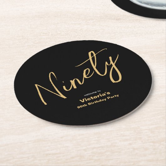 90誕生日ブラック金ゴールドモダンタイポグラフィカスタム ラウンドペーパーコースター (アングル)