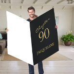 90誕生日金ゴールドスクリプトブラックジャイアント カード<br><div class="desc">この祝90歳の誕生日カードとスタイルで特別な日。上質なブラックと金ゴールドのスクリプトを搭載し、誰かの人生で第90章の始まりを祝う。彼らの顔にスマイルをもたらす確実な特別なカードで彼らがどれだけ意味を知らせなさい。</div>
