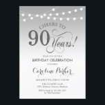 90誕生日 – シルバーホワイト 招待状<br><div class="desc">90番目の誕生日招待状。シルバーエレガントホワイトデザインと妖精のストリングライトとスクリプトフォント。応援90年。どんなパーソナライズされた時代にも入る！メッセージもしの詳細なカスタマイズが必要。</div>