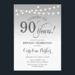 90誕生日 – シルバーホワイト 招待状<br><div class="desc">90番目の誕生日招待状。シルバーエレガントホワイトデザインと妖精のストリングライトとスクリプトフォント。応援90年。どんなパーソナライズされた時代にも入る！メッセージもしの詳細なカスタマイズが必要。</div>