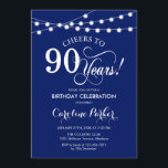 90誕生日 – ネイビーブルーホワイト 招待状<br><div class="desc">90番目の誕生日招待状。ネイビシンプルー青の白いデザインと妖精の文字列ライトとスクリプトフォント。応援90年。どんなパーソナライズされた時代にも入る！メッセージもしの詳細なカスタマイズが必要。</div>
