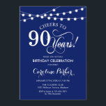 90誕生日 – ネイビーブルーホワイト 招待状<br><div class="desc">90番目の誕生日招待状。ネイビシンプルー青の白いデザインと妖精の文字列ライトとスクリプトフォント。応援90年。どんなパーソナライズされた時代にも入る！メッセージもしの詳細なカスタマイズが必要。</div>