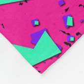 90sティール(緑がかった色)およびピンクの抽象的で幾何学的なパターン フリースブランケット (角)