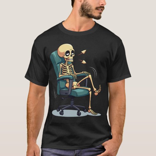 90s Office Skeleton – 燃えるおもしろいレトロ漫画 Tシャツ (正面)