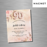 90th誕生日パンパスグラスバラ金ゴールドフローラ マグネット招待状<br><div class="desc">バラ金ゴールド、赤面ピンクのグラデーション背景。バラ飾金ゴールドとピンクの花模様、バラ、パンパスグラスと。名前とパーティー・詳細のパーソナライズおよび追加90番はバ書ロンスタイルフォント。</div>