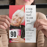 90th誕生日パーティーへの招待90シック写真 招待状<br><div class="desc">シックな白い背景を祝持つ90番目のバースデーパーティ招待状とスタイルし、誕生日の男の子と女の子の写真とおもしろい「この良い見た目に90年かかった！」ことわざとパーソナライズする簡単である文字テンプレートをシンプル。</div>