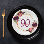 90th誕生日パーティー白い金ゴールドgeoフローラブルゴーニュ ペーパープレート<br><div class="desc">90歳のプレート。シックな白い背景とフェイク金ゴールド幾何学模様。暗い紫飾とブルゴーニュの花、バラとボホスタイルの羽を持つ。名前、90歳、日付のテンプレート。誕生日又はパーティー日名前は手書スタイルの台本、ピンク色の文字、紫の年齢、黄金の数字の日付と一緒に。</div>