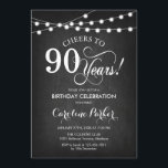 90th誕生日 – シャルボード白黒 招待状<br><div class="desc">90番目の誕生日招待状。チョークシンプルボードのパターンと妖精の文字列のライトを持つデザイン。機能スクリプトフォント。応援90年。どんなパーソナライズされた時代にも入る！メッセージもしの詳細なカスタマイズが必要。</div>