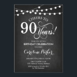 90th誕生日 – シャルボード白黒 招待状<br><div class="desc">90番目の誕生日招待状。チョークシンプルボードのパターンと妖精の文字列のライトを持つデザイン。機能スクリプトフォント。応援90年。どんなパーソナライズされた時代にも入る！メッセージもしの詳細なカスタマイズが必要。</div>