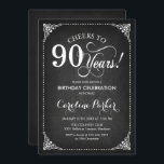 90th誕生日 – 黒板ホワイト 招待状<br><div class="desc">90番目の誕生日招待状。エレガントヴィンテージ黒白デザイン、黒板パターンとスクリプトフォント。応援90年！どんなパーソナライズされた時代にも入る！メッセージもしの詳細なカスタマイズが必要。</div>