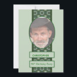 90th Birthday Partyへの招待写真の追加 招待状<br><div class="desc">90歳の誕生日パーティーの招待状。男性または女性に適した非常にエレガントな誕生日パーティーの招待。緑が縁どパターン（の模様が）あるの人の写真を引き起こす。写真の下に名前を追加すると、非常にユニーク招待状がある。</div>