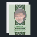 90th Birthday Partyへの招待写真の追加 招待状<br><div class="desc">90歳の誕生日パーティーの招待状。男性または女性に適した非常にエレガントな誕生日パーティーの招待。緑が縁どパターン（の模様が）あるの人の写真を引き起こす。写真の下に名前を追加すると、非常にユニーク招待状がある。</div>