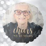 90th Birthday Partyフォト応援 バルーン<br><div class="desc">このカスタム90歳の誕生気球には、金ゴールド色の書道の台本に「応援」という言葉と共に、名誉の写真と誕生日のゲストがエレガント登場する。暗い画面が救済文字ポップ・アートのだ。90素晴らし歳祝になる人への道！</div>