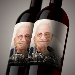90th Birthday Partyフォト応援 ワインラベル<br><div class="desc">本カスタム90周年ワインラベルは、金ゴールド色の手書き文字にパーソナライズされたは「90年の応援」という言葉と共に、名誉の写真、名前、誕生日のゲストを特集モダン。暗い画面が救済文字ポップ・アートのだ。90素晴らし歳祝になる人への道！</div>