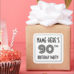 90th Birthday Party:アールデコスタイル 名前をカスタムする スクエアシール<br><div class="desc">1920エレガント年代から1930年代までのインスパイア1920年代の誕生祝い角ステッカーデザインは、名前をカスタムする、アートのデコの数値「90th」、メッセージ「BIRTHDAY PARTY!」、ラインのパターンを含む複雑なパターンを備えたスタイルだ。このような豪華な誕生日をテーマにしたシールは、誰かの90歳の誕生日のお祝いの誕生日パーティーで使用または配布されるか、またはそのようなイベントのために贈り物を包んだり招待状を準備する際に使用されるかもしれない。[～Z0000618]</div>