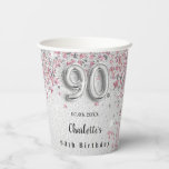 90th birthday silver pinkグリッター名 紙コップ<br><div class="desc">華やかで90歳ガーリーの誕生日パーティーに。銀フェイク色の背景。前面と背面：名前と日付をカスタマイズして追加。ピ飾ックと銀フェイク色のグリッターの塵で90番はバ書ロンスタイルフォント。</div>