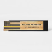 911 Dispatcherの細い金ゴールド線フラグ素朴木材 デスクネームプレート (正面)